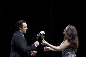  “’Prendete questo fiore’ –atto primo, scena III- a destra Sonya Joncheva ( Violetta) e a sinistra Abdellah Lasri ( Alfredo). (crediti fotografici: staatsoper-berlin@Bernd Uhlig)
