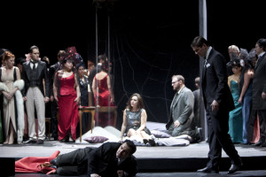 “ Siamo al finale del secondo atto: in primo piano, Abdellah Lasri ( Alfredo) e Dominic Barberi ( Barone Douphol). Alle loro spalle, Sonya Joncheva ( Violetta), Simone Piazzola (Giorgio Germont) ed il coro della Staatsoper di Berlino (crediti fotografici: staatsoper-berlin@Bernd Uhlig)
