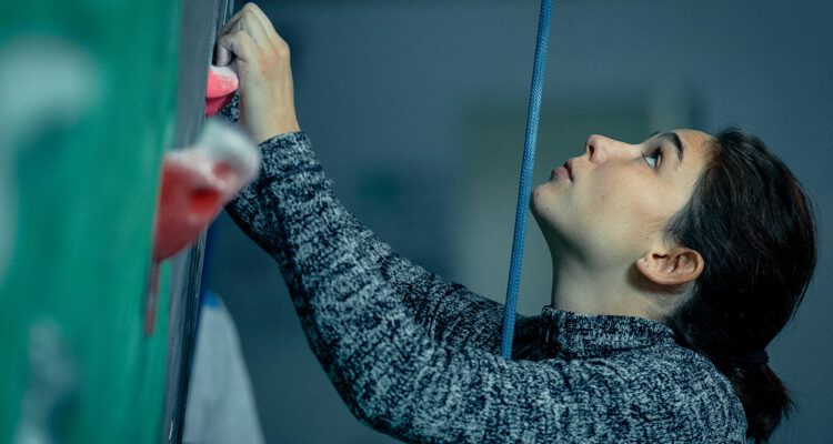 Matilda De Angelis in arrampicata. Scena del film Atlas