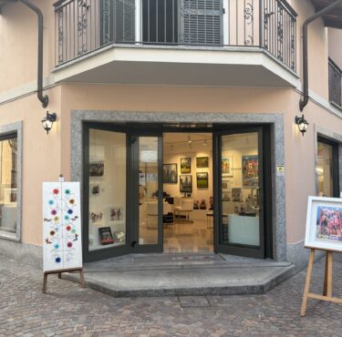 Stresarte la foto della vetrina della galleria d'arte contemporanea a Stresa
