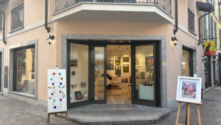 Stresarte la foto della vetrina della galleria d'arte contemporanea a Stresa