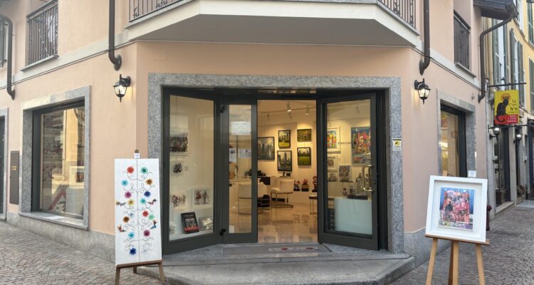 Stresarte la foto della vetrina della galleria d'arte contemporanea a Stresa